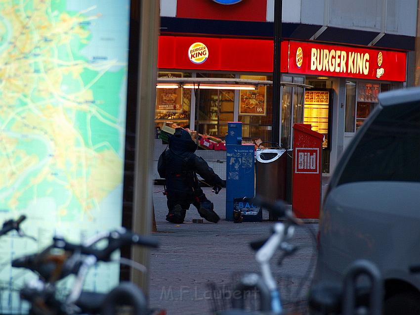 Herrenlose Einkaufstuete gesprengt Koeln Schildergasse P324.JPG